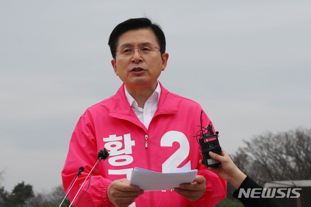 [서울=뉴시스] 장세영 기자 = 황교안 미래통합당 종로구 후보가 지난 26일 서울 종로구 훈정동 종묘광장공원 입구에서 노인복지 공약을 발표하고 있다. 2020.03.26. photothink@newsis.com