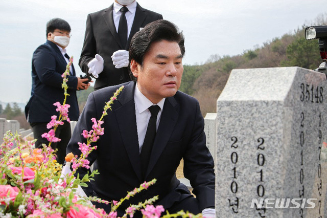 [서울=뉴시스] 김진아 기자 = 미래한국당 원유철 대표와 21대 총선 비례대표 후보들이 26일 오전 국립대전현충원 천안함 46용사 묘역을 찾아 참배하고 있다. (사진=미래한국당 제공) 2020.03.26.&nbsp; photo@newsis.com