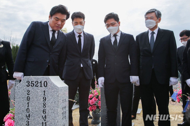 [서울=뉴시스] 김진아 기자 = 미래한국당 원유철 대표와 21대 총선 비례대표 후보들이 26일 오전 국립대전현충원 천안함 46용사 묘역을 찾아 참배하고 있다. (사진=미래한국당 제공) 2020.03.26. photo@newsis.com