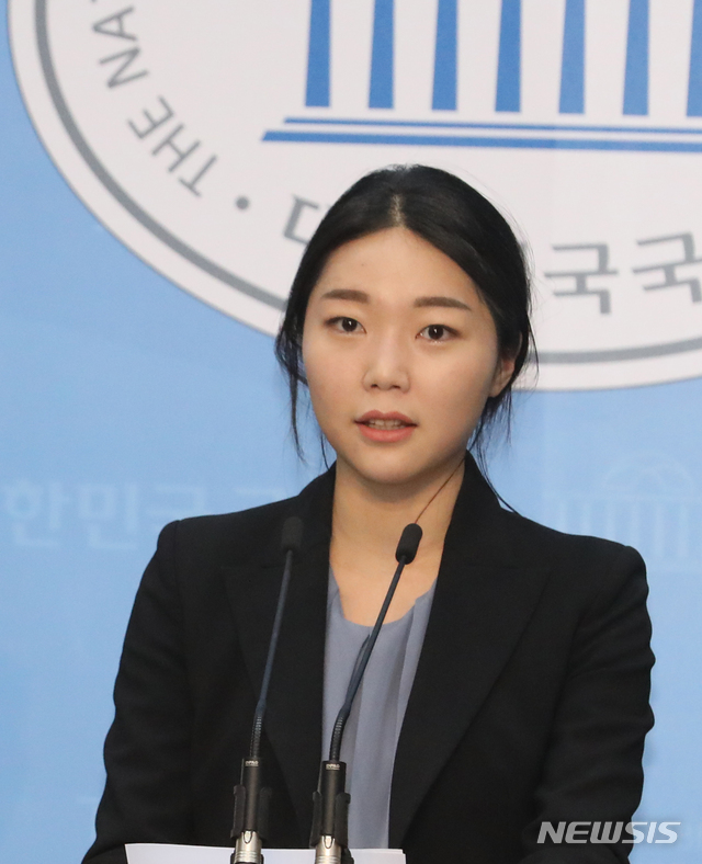 [서울=뉴시스]김명원 기자 = 강민진 정의당 대변인이 26일 서울 여의도 국회 소통관에서 국회의원 불출마 및 피선거권 헌법소원 기자회견을 하고 있다. 2020.03.26. kmx1105@newsis.com