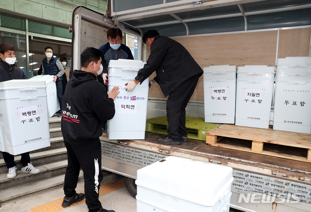 [인천=뉴시스] 이종철 기자 = 제21대 국회의원선거를 앞두고 26일 오후 인천시 중구에 위치한 옹진군 선거관리위원회 직원들이 도서 지역으로 가는 투표함과 투표용품을 화물차량에 싣고 있다. 화물 차량은 내일 화물선에 실려 도서지역에 도착할 예정이다. 2020.03.26.&nbsp; jc4321@newsis.com