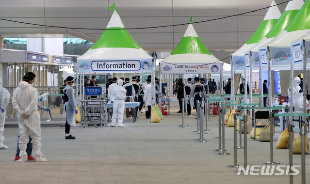 [인천공항=뉴시스] 고범준 기자 = 26일 오후 인천국제공항 제2터미널 옥외공간에 마련된 신종 코로나바이러스 감염증(코로나19) 개방형 선별진료소가 설치되어 있는 가운데 의료진들이 분주히 움직이고 있다. 2020.03.26.&nbsp; bjko@newsis.com
