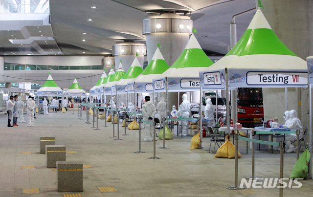 [인천공항=뉴시스] 고범준 기자 = 26일 오후 인천국제공항 제2터미널 옥외공간에 마련된 신종 코로나바이러스 감염증(코로나19) 개방형 선별진료소가 설치되어 있는 가운데 의료진들이 분주히 움직이고 있다. 2020.03.26.&nbsp; bjko@newsis.com