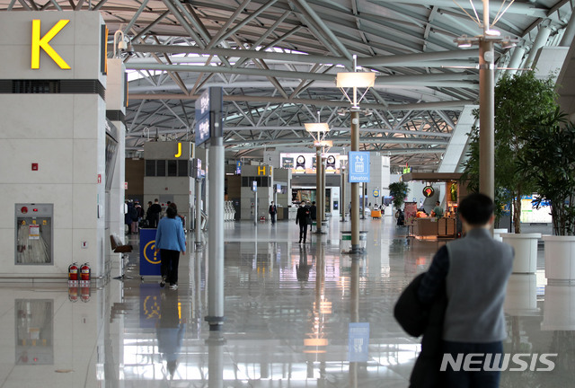 [인천공항=뉴시스] 고범준 기자 = 신종 코로나바이러스 감염증(코로나19)의 확산으로 해외여행객이 급감하고 있는 26일 오후 인천국제공항 1터미널 출국장이 한산한 모습을 보이고 있다. 2020.03.26. bjko@newsis.com