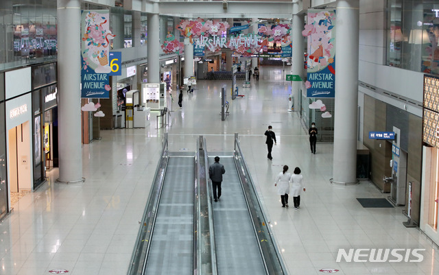 [인천공항=뉴시스] 고범준 기자 = 신종 코로나바이러스 감염증(코로나19)의 확산으로 해외여행객이 급감하면서 면세업계가 직격탄을 맞은 26일 인천국제공항 1터미널 면세구역이 한산한 모습을 보이고 있다. 2020.03.26. bjko@newsis.com