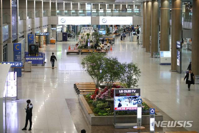 [인천공항=뉴시스] 고범준 기자 = 신종 코로나바이러스 감염증(코로나19)의 확산으로 인천공항 이용객이 사상 첫 1만명대 이하로 떨어진 지난달 26일 오후 인천국제공항 1터미널 입국장이 한산한 모습을 보이고 있다. 2020.04.06. bjko@newsis.com