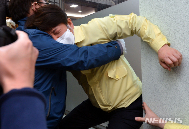 [대구=뉴시스] 이무열 기자 = 권영진 대구시장이 26일 오후 대구시의회에서 열린 273회 임시회 본회의를 마치고 퇴장하던 도중 이진련 의원의 질타를 듣다 어지러움증을 호소하며 쓰러지고 있다. 2020.03.26.lmy@newsis.com