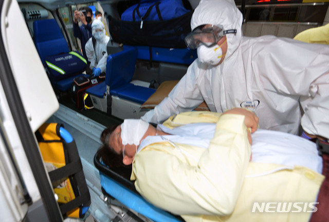 [대구=뉴시스] 이무열 기자 = 권영진 대구시장이 26일 오후 대구시의회에서 열린 273회 임시회 본회의를 마치고 퇴장하던 도중 이진련 의원의 질타를 듣다 어지러움증을 호소하며 쓰러져 구급차로 이송되고 있다. 2020.03.26.lmy@newsis.com