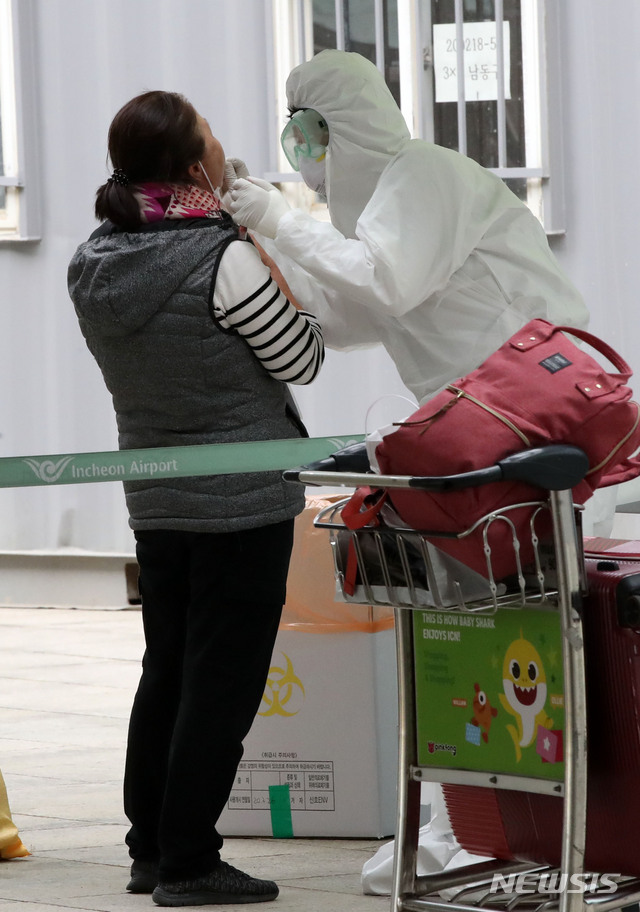 [인천공항=뉴시스] 고범준 기자 = 26일 오후 인천국제공항 제1터미널에 마련된 신종 코로나바이러스 감염증(코로나19) 개방형 선별진료소에서 독일 프랑크푸르트발 여객기를 타고 온 무증상 승객들이 진단검사를 받고 있다. 2020.03.26.&nbsp; bjko@newsis.com