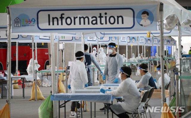 [인천공항=뉴시스] 고범준 기자 = 26일 오후 인천국제공항 제2터미널 옥외공간에 마련된 신종 코로나바이러스 감염증(코로나19) 개방형 선별진료소가 설치되어 있는 가운데 의료진들이 분주히 움직이고 있다. 2020.03.26.&nbsp; bjko@newsis.com