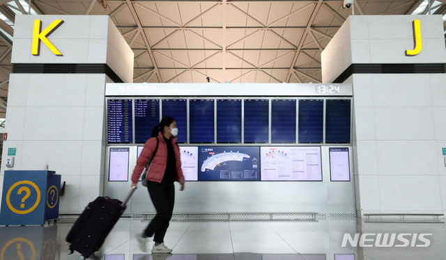 [인천공항=뉴시스] 고범준 기자 = 신종 코로나바이러스 감염증(코로나19)의 확산으로 해외여행객이 급감하고 2001년 개항 이래 첫 1만명대 이하로 떨어진 26일 오후 인천국제공항 1터미널 출국장 체크인 카운터를 알리는 전광판에 많은 빈칸이 보이고 있다. 25일 인천공항공사에 따르면 전날 인천공항을 이용한 승객은 총 9316명(출발 1800명, 도착 7516명)으로 집계됐다. 2020.03.26. bjko@newsis.com