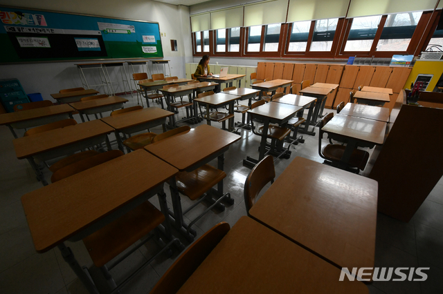 [안산=뉴시스] 김종택 기자 = 26일 오후 경기 안산 디지털미디어 고등학교에서 교사가 온라인 수업을 진행하고 있다. 28일 방역 전문가들은 1개 반을 나눠 학생 수를 줄이면 방역적인 효과를 기대할 수 있다고 말했다. 2020.03.26. semail3778@naver.com