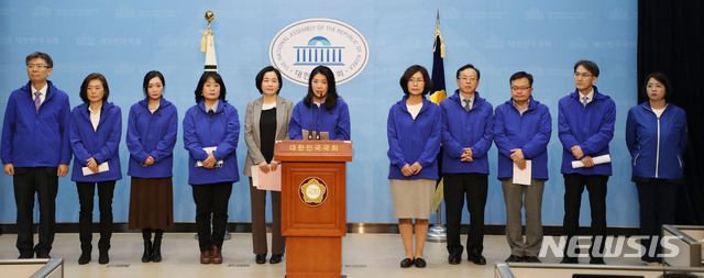 [서울=뉴시스] 김진아 기자 = 더불어시민당 신현영 명지병원 가정의학과 교수를 비롯한 비례후보들이 26일 서울 여의도 국회 소통관에서 후보자 대국민 기자회견을 하고 있다. 2020.03.26. bluesoda@newsis.com