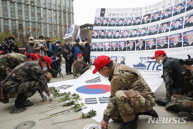 [서울=뉴시스] 박민석 기자 = 전군구국동지연합회, 대한민국수호예비역장성단을 비롯한 관계자들이 26일 오후 천안함 폭침 10주기 순국용사 추모 기자회견을 마친 뒤 서울 종로구 광화문광장 이순신 장군 동상 앞에서 헌화하고 있다. 2020.03.26. mspark@newsis.com