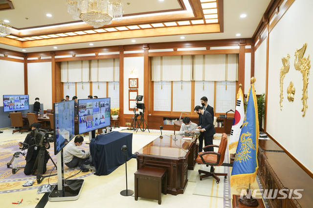 [서울=뉴시스]G20 특별화상정상회의가 열리는 26일 오후 청와대 본관 집무실에서 관계자들이 회의 사전 준비를 하고 있다.(사진=청와대 제공) 2020.03.26. photo@newsis.com