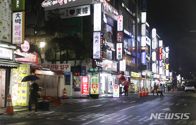 [서울=뉴시스] 박민석 기자 = 신종 코로나바이러스 감염증(코로나19) 확산 방지를 위해 정부가 '보다 강력한 사회적 거리두기'를 권고하고 있는 26일 서울 동대문구 쇼핑센터 인근 식당가가 한산한 모습을 보이고 있다. 2020.03.26. mspark@newsis.com