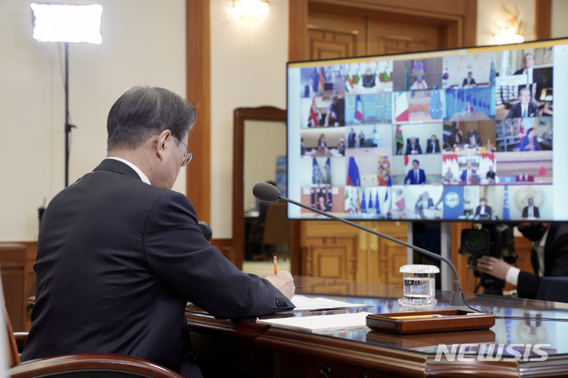 [서울=뉴시스]문재인 대통령이 26일 청와대 본관 집무실에서 G20 특별화상정상회의를 하고 있다.(사진=청와대 제공) 2020.03.26. photo@newsis.com