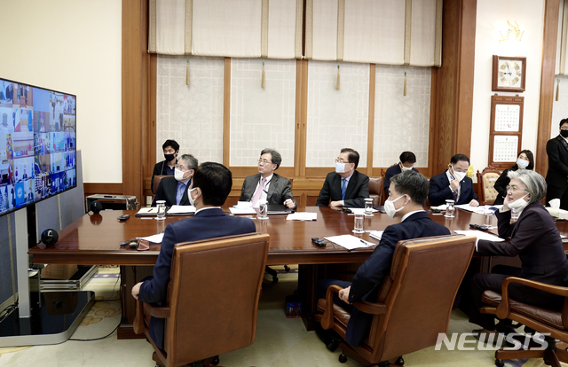 [서울=뉴시스]진영(앞줄 왼쪽부터) 행정안전부 장관, 박능후 보건복지부 장관, 강경화 외교부 장관이 26일 청와대에서 G20 특별화상정상회의를 모니터링하고 있다.(사진=청와대 제공) 2020.03.26.&nbsp; photo@newsis.com