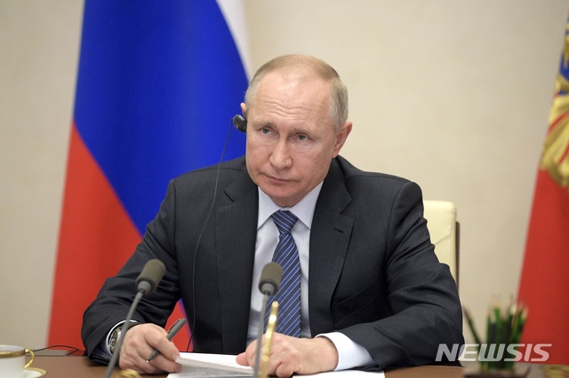 [모스크바=AP/뉴시스]블라디미르 푸틴 러시아 대통령이 26일(현지시간) 모스크바 외곽의 관저에서 신종 코로나바이러스 감염증(코로나19) 대응 논의를 위한 주요 20개국(G20) 특별 화상 정상회의에 참석하고 있다. 2020.3.27.