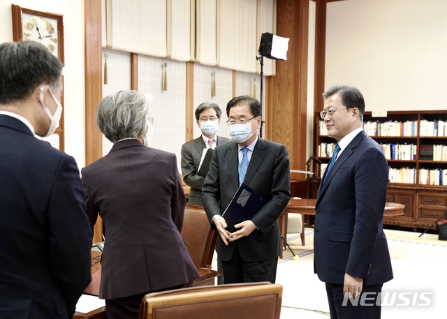 [서울=뉴시스]문재인 대통령이 26일 청와대 본관 집무실에서 G20 특별화상정상회의를 마치고 정의용 국가안보실장을 비롯한 수행원들과 대화하고 있다.(사진=청와대 제공) 2020.03.26. photo@newsis.com