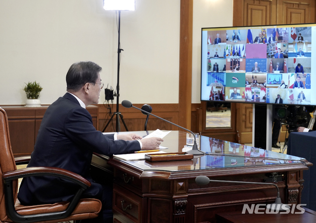 [서울=뉴시스]문재인 대통령이 26일 청와대 본관 집무실에서 G20 특별화상정상회의 발언을 하고 있다.(사진=청와대 제공) 2020.03.26. photo@newsis.com