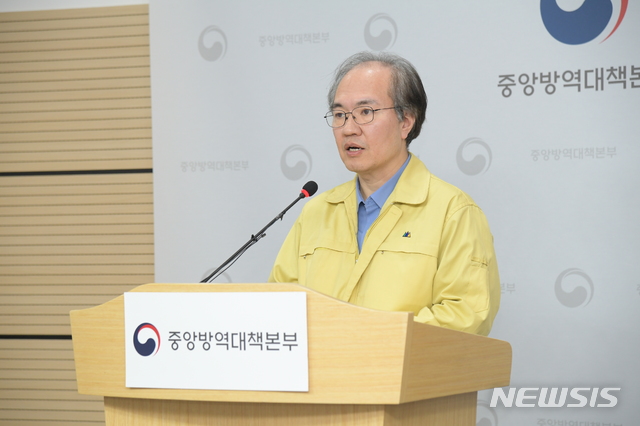 [서울=뉴시스] 권준욱 질병관리본부 중앙방역대책본부 부본부장이 26일 오후 충북 오송 질병관리본부에서 신종 코로나 바이러스 감염증(코로나19) 정례브리핑을 하고 있다.(사진=질병관리본부 제공) 2020.03.27. photo@newsis.com 