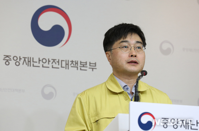 [서울=뉴시스] 윤태호 중앙사고수습본부 방역총괄반장이 26일 오전 정부세종청사에서 신종 코로나 바이러스 감염증(코로나19) 정례브리핑을 하고 있다.(사진=중앙재난안전대책본부 제공) 2020.03.27. photo@newsis.com