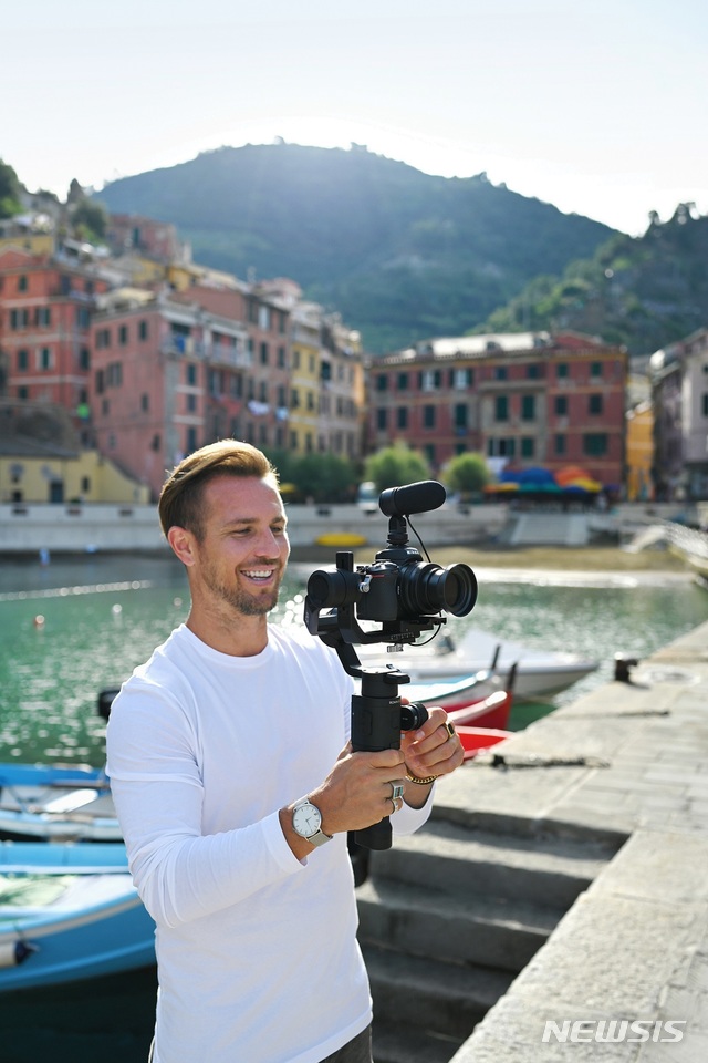 [서울=뉴시스] 니콘 DX 포맷 미러리스 카메라 Z50으로 촬영하는 모습. (사진: 니콘이미징코리아 제공) 2020.03.27.