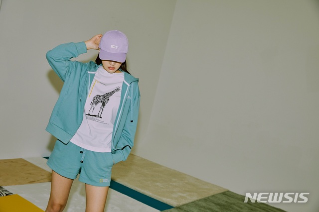 [서울=뉴시스] '라피어 트레이닝 세트 풀 집업'. (사진=내셔널지오그래픽 어패럴 제공)