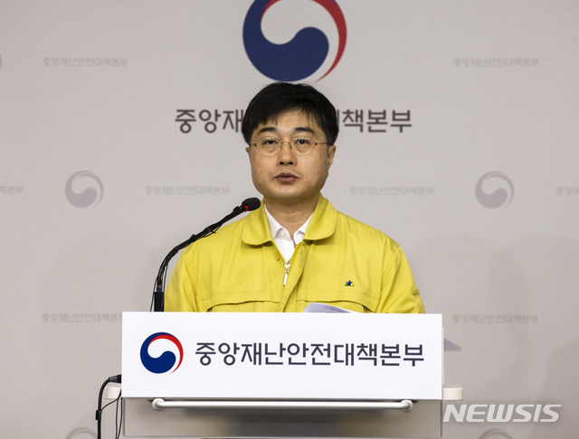[서울=뉴시스] 윤태호 중앙사고수습본부 방역총괄반장이 27일 오전 정부세종청사에서 신종 코로나 바이러스 감염증(코로나19) 정례브리핑을 하고 있다.(사진=중앙재난안전대책본부 제공) 2020.03.27. photo@newsis.com 