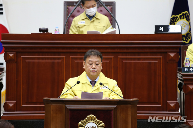 [경주=뉴시스] 이은희 기자= 27일 경주시의회 제249회 임시회 2차 본회의에서 한영태 의원이 5분발언을 하고 있다.(사진= 경주시의회 제공) 2020.3.27.photo@newsis.com