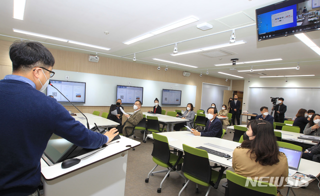 [진주=뉴시스] 경상대학교는 27일 학술정보관 2층 미래교육원에서 첨단 협력형 강의실 개소식을 개최했다. 