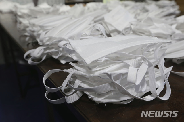 [버로나=AP/뉴시스]도널드 트럼프 미국 행정부가 신종 코로나바이러스 감염증(코로나19)으로 인한 마스크 품귀 현상에도 불구하고 150만개가량의 N95마스크를 창고에 방치했다고 워싱턴포스트(WP)가 보도했다. 사진은 품귀 현상에 대응해 미시시피 버로나 소재 청바지 공장이 긴급 제작한 마스크. 2020.03.27.