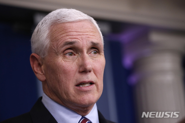 [워싱턴=AP/뉴시스] 마이크 펜스 미국 부통령이 26일(현지시간) 미국 백악관 브리핑룸에서 신종 코로나바이러스 감염증(코로나19)과 관련해 발언 중인 모습. 2020.03.28. 