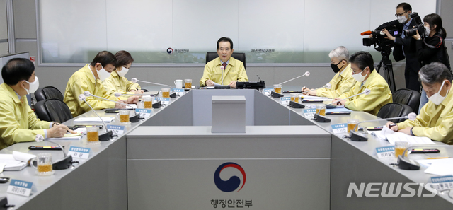 [서울=뉴시스] 조수정 기자 = 정세균 국무총리가 27일 오전 서울 세종로 정부서울청사 중앙재난안전상황실 서울상황센터에서 열린 신종 코로나 바이러스 감염증(코로나19) 중앙재난안전대책본부 회의에서 모두발언 하고 있다. 2020.03.27.&nbsp; photo@newsis.com