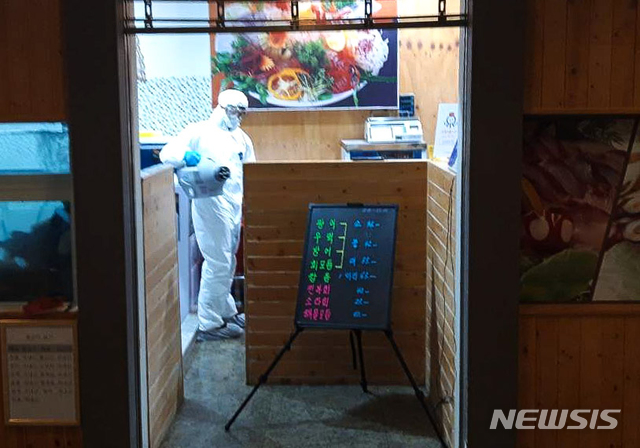 [제주=뉴시스]우장호 기자 = 지난 25일 오후 제주 여행 후 서울 강남구 보건소에서 신종 코로나바이러스 감염증(코로나19) 확진 판정을 받은 미국 유학생 A씨(19·여)가 묵은 제주시 회천동 한화리조트에서 방역 작업이 이뤄지고 있다. (사진=제주한화리조트 제공) 2020.03.27.&nbsp; woo1223@newsis.com