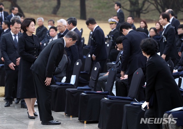 [대전=뉴시스]배훈식 기자 = 문재인 대통령이 27일 국립대전현충원에서 열린 서해수호의 날 기념식에 참석해 참석자들에 인사하고 있다. 2020.03.27. dahora83@newsis.com