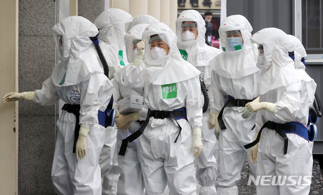 [대구=뉴시스] 이영환 기자 = 27일 오전 대구 중구 계명대학교 대구동산병원에서 보호복을 입은 간호사들이 병동으로 들어서며 파이팅을 외치고 있다. 2020.03.27.&nbsp;&nbsp; 20hwan@newsis.com