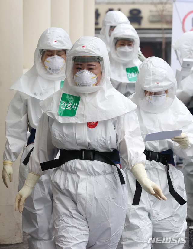 [대구=뉴시스] 이영환 기자 = 27일 오전 대구 중구 계명대학교 대구동산병원에서 보호복을 입은 간호사들이 병동으로 들어서고 있다. 2020.03.27.&nbsp;&nbsp; 20hwan@newsis.com
