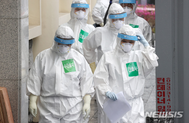 [대구=뉴시스] 이영환 기자 = 27일 오전 대구 중구 계명대학교 대구동산병원에서 보호복을 입은 간호사들이 병동으로 들어서고 있다. 2020.03.27.&nbsp; 20hwan@newsis.com