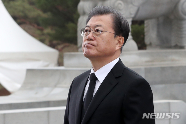 [대전=뉴시스]배훈식 기자 = 문재인 대통령이 지난 27일 국립대전현충원에서 열린 서해수호의 날 기념식에 참석해 분향하고 있다. 2020.03.27. dahora83@newsis.com