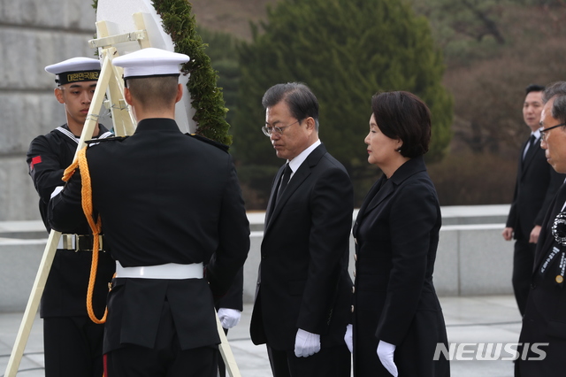 [대전=뉴시스]배훈식 기자 = 문재인 대통령과 김정숙 여사가 27일 국립대전현충원에서 열린 서해수호의 날 기념식에 참석해 헌화하고 있다. 2020.03.27. dahora83@newsis.com