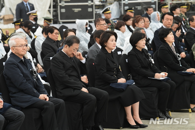 [대전=뉴시스]배훈식 기자 = 문재인 대통령과 김정숙 여사가 27일 국립대전현충원에서 서해수호의 날 기념식 중 유가족의 편지 낭독을 듣고 있다. 2020.03.27. dahora83@newsis.com