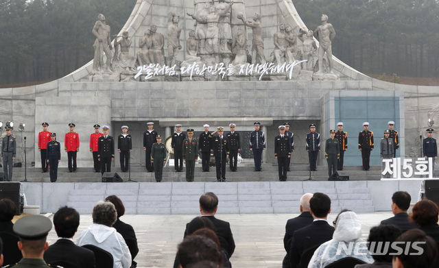 [대전=뉴시스]배훈식 기자 = 문재인 대통령과 김정숙 여사가 27일 국립대전현충원에서 열린 서해수호의 날 기념식에 참석해 '우리의 다짐'을 듣고 있다. 2020.03.27.  dahora83@newsis.com