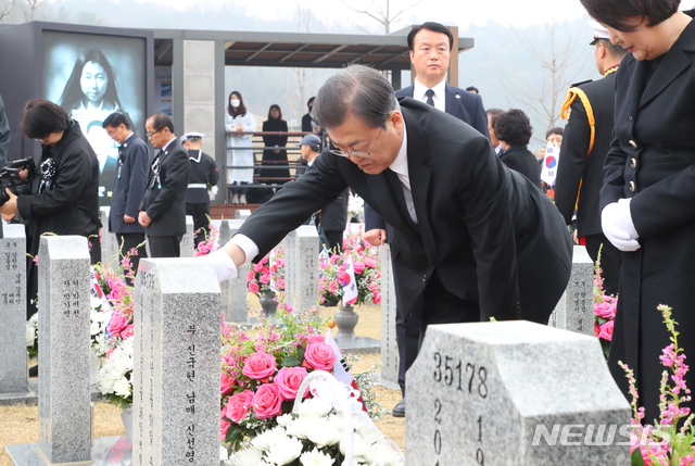 [대전=뉴시스]배훈식 기자 = 문재인 대통령과 김정숙 여사가 27일 국립대전현충원 천안함 피격 용사 묘역에서 참배하고 있다. 2020.03.27.&nbsp; dahora83@newsis.com 