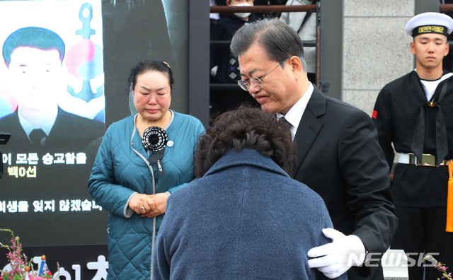 [대전=뉴시스]배훈식 기자 = 문재인 대통령이 27일 국립대전현충원 제2연평해전 전사자 묘역에서 유가족을 위로하고 있다. 2020.03.27.&nbsp; dahora83@newsis.com
