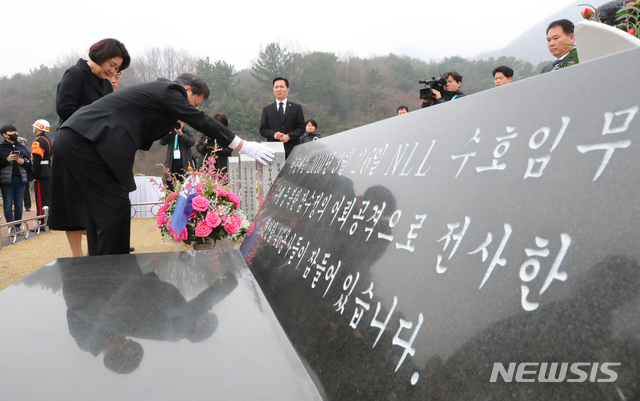 [대전=뉴시스]배훈식 기자 = 문재인 대통령과 김정숙 여사가 27일 국립대전현충원 천안함 피격 용사 묘역에서 참배하고 있다. 2020.03.27.&nbsp;&nbsp; dahora83@newsis.com