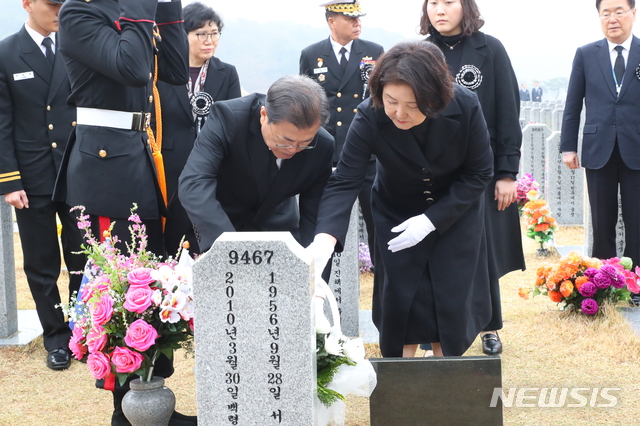 [대전=뉴시스]배훈식 기자 = 문재인 대통령과 김정숙 여사가 27일 국립대전현충원 고 한주호 준위 묘역에서 참배하고 있다. 2020.03.27.&nbsp; dahora83@newsis.com