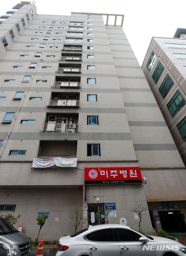 [대구=뉴시스] 이영환 기자 = 27일 오전 신종 코로나바이러스 감염증(코로나19) 확진자 50여명이 발생한 대구 달성군 제이미주병원의 모습이 보이고 있다. 제이미주병원은 대실요양병원과 같은 건물에 위치하고 있으며 제이미주병원은 이 건물 8층부터11층, 대실요양병원은 3층부터 7층을 사용하고 있다. 2020.03.27.&nbsp;&nbsp; 20hwan@newsis.com