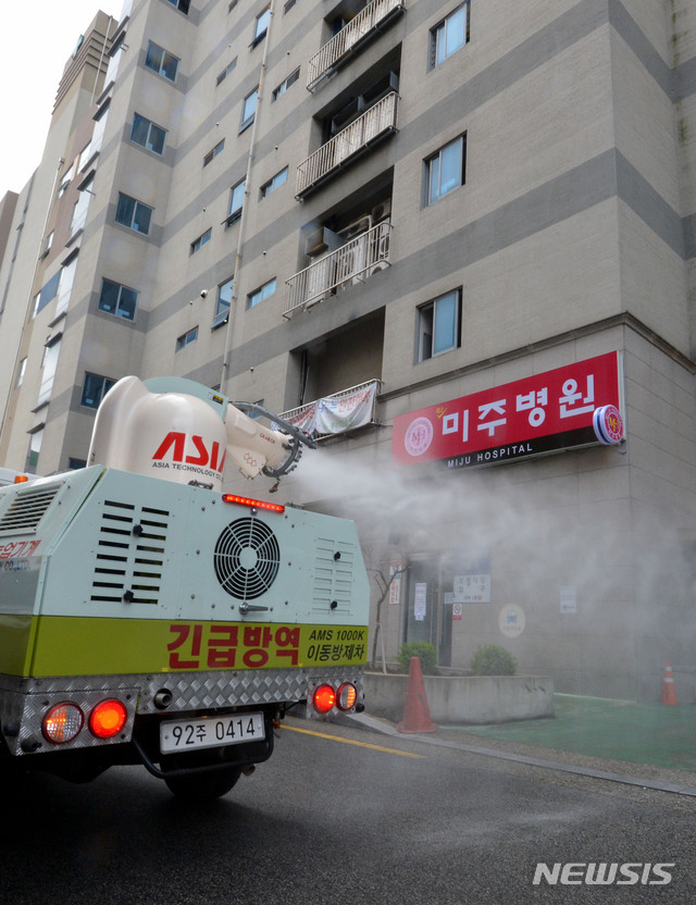 [대구=뉴시스] 이무열 기자 = 27일 오후 대구 달성군 관계자들이 50여 명의 신종 코로나바이러스 감염증(코로나19) 확진자가 발생한 달성군 다사읍 제이미주병원 주변을 방역하고 있다. 2020.03.27.lmy@newsis.com